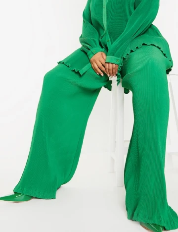 Pantaloni PRETTYLITTLETHING Plus Size, verde