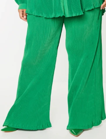 Pantaloni PRETTYLITTLETHING Plus Size, verde