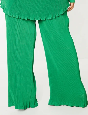 Pantaloni PRETTYLITTLETHING Plus Size, verde
