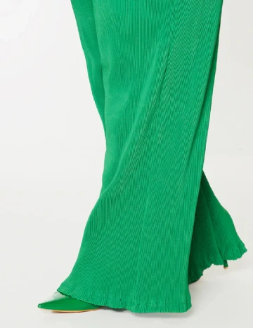 Pantaloni PRETTYLITTLETHING Plus Size, verde