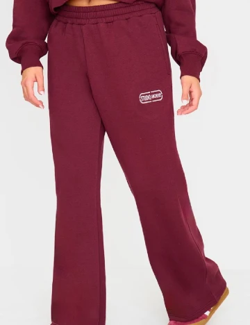 Pantaloni PRETTYLITTLETHING, visiniu