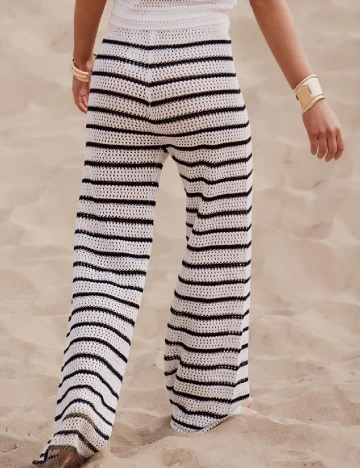 Pantaloni PRETTYLITTLETHING, alb/negru Alb