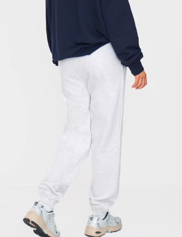 Pantaloni PRETTYLITTLETHING, gri deschis Gri