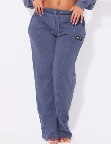 Pantaloni PRETTYLITTLETHING, albastru Albastru
