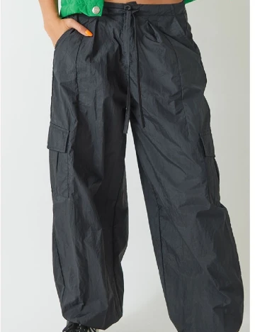 Pantaloni PRETTYLITTLETHING, negru