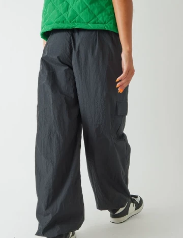 Pantaloni PRETTYLITTLETHING, negru
