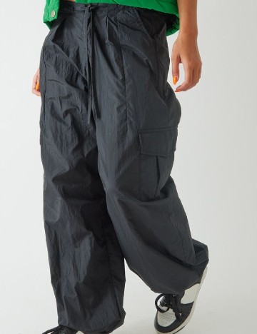 Pantaloni PRETTYLITTLETHING, negru
