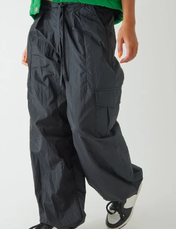 Pantaloni PRETTYLITTLETHING, negru