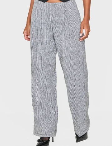 Pantaloni PRETTYLITTLETHING, gri