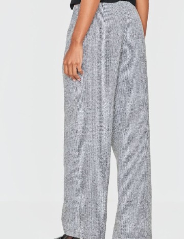 Pantaloni PRETTYLITTLETHING, gri
