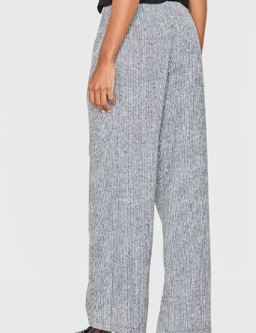 Pantaloni PRETTYLITTLETHING, gri