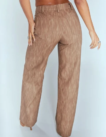 Pantaloni PRETTYLITTLETHING, maro Maro