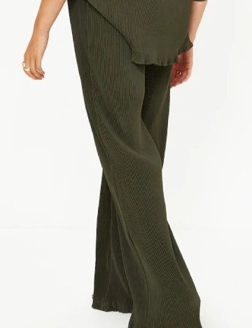 Pantaloni PRETTYLITTLETHING Maternity, verde