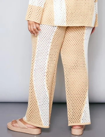 Pantaloni PRETTYLITTLETHING Plus Size, crem