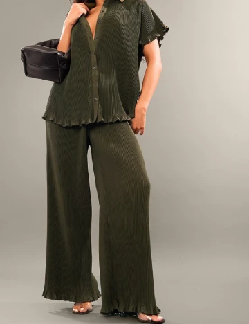 Pantaloni PRETTYLITTLETHING, verde