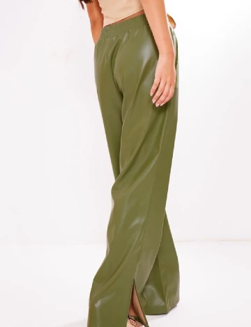 Pantaloni PRETTYLITTLETHING, verde