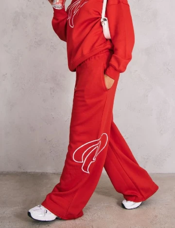 Pantaloni PRETTYLITTLETHING, rosu