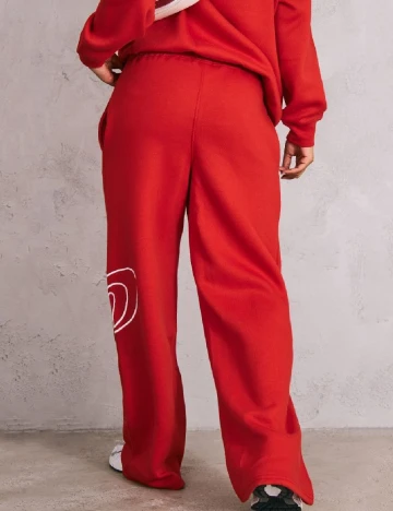 Pantaloni PRETTYLITTLETHING, rosu