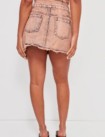 Fusta PrettyLittleThing, roz