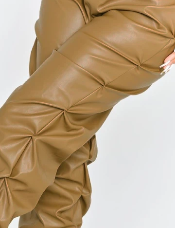 Pantaloni PRETTYLITTLETHING, verde