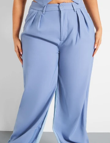 Pantaloni PRETTYLITTLETHING Plus Size, albastru