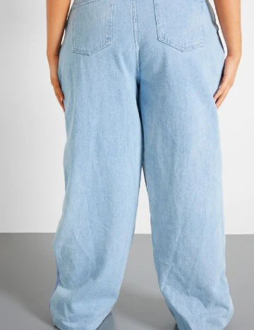 Pantaloni PRETTYLITTLETHING Plus Size, albastru