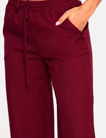 Pantaloni PRETTYLITTLETHING, visiniu
