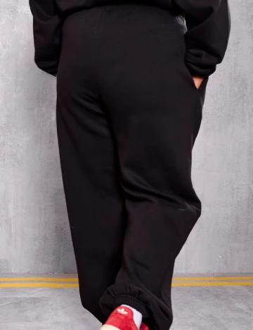 Pantaloni PRETTYLITTLETHING Plus Size, negru
