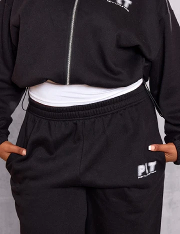 Pantaloni PRETTYLITTLETHING Plus Size, negru