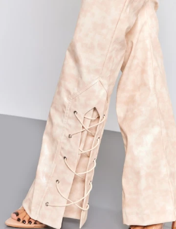 Pantaloni PRETTYLITTLETHING, crem