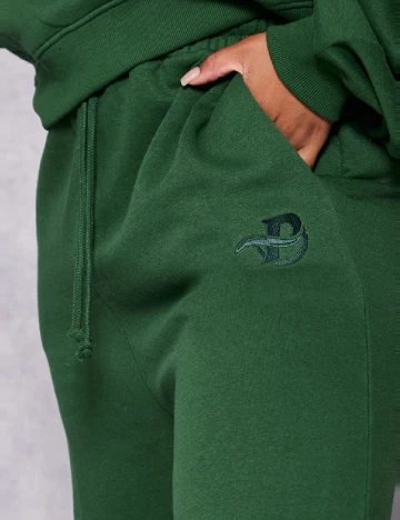 Pantaloni PRETTYLITTLETHING Plus Size, verde Verde
