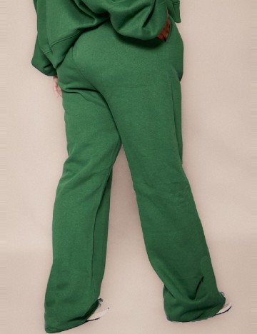 Pantaloni PRETTYLITTLETHING Plus Size, verde