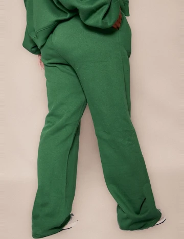 Pantaloni PRETTYLITTLETHING Plus Size, verde Verde