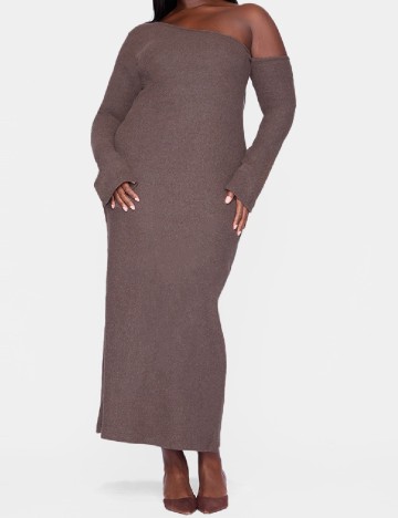 Rochie lunga PRETTYLITTLETHING Plus Size, maro