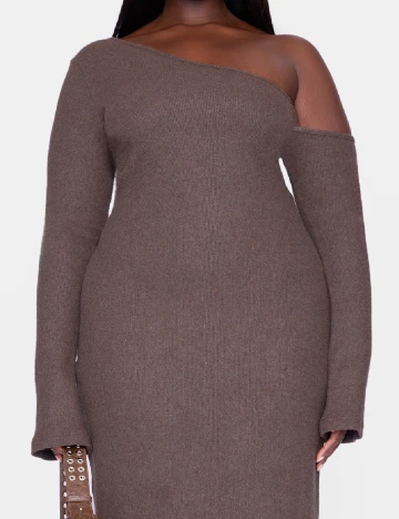 Rochie lunga PRETTYLITTLETHING Plus Size, maro