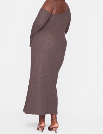 Rochie lunga PRETTYLITTLETHING Plus Size, maro