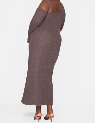 Rochie lunga PRETTYLITTLETHING Plus Size, maro