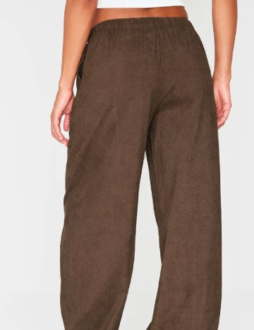 Pantaloni PRETTYLITTLETHING, maro Maro