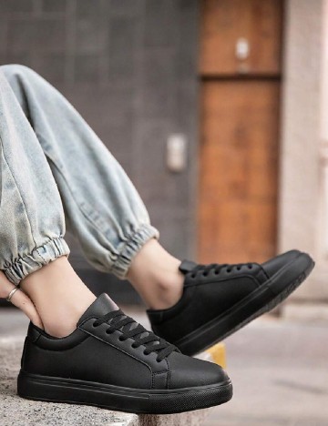 
						Adidasi SHEIN, negru