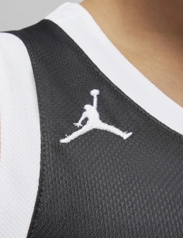 Maiou Jordan, negru