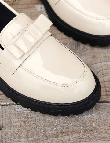 Mocasini SHEIN, negru Crem