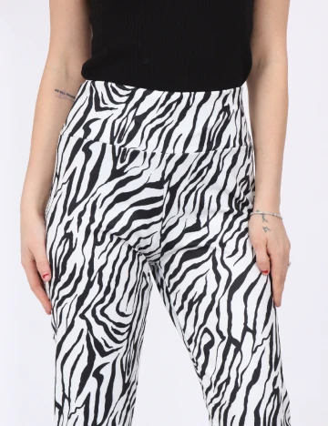 Pantaloni SHEIN, alb/negru
