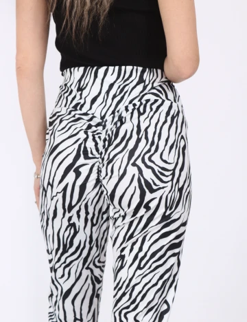 Pantaloni SHEIN, alb/negru