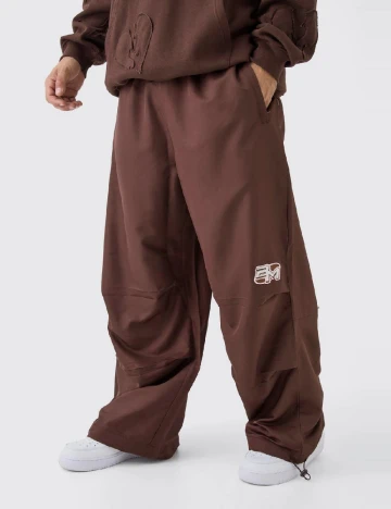 Pantaloni Boohoo MAN, maro