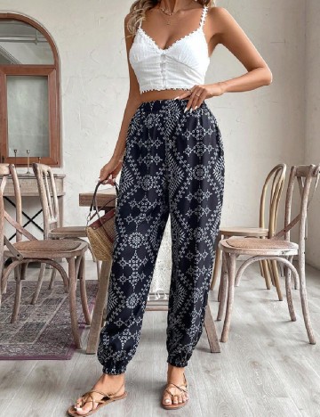 
						Pantaloni SHEIN, negru