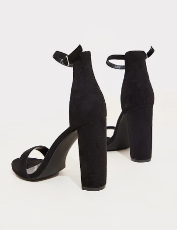 Sandale PrettyLittleThing, negru Negru