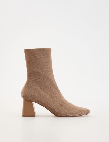 
						Botine Reserved, maro