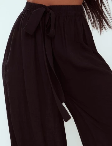 Pantaloni PRETTYLITTLETHING, negru