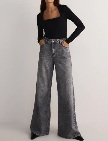 Body Reserved, negru