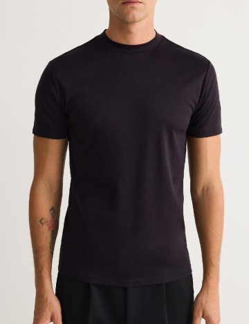 
						Tricou Reserved, negru